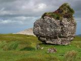 Rocking Stone bei den Megalithic Gräbern